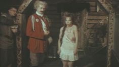 Голая грудь Ольги Жулиной в фильме «На помощь, братцы!» фото #27