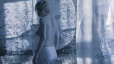 Голые сиськи Дарьи Мороз в фильме «Нанкинский пейзаж» фото #7