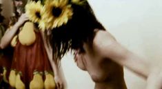 Голые сиськи Евгении Серебренниковой в фильме «Нас не догонишь» фото #11