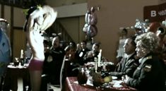 Голые сиськи Евгении Серебренниковой в фильме «Нас не догонишь» фото #14