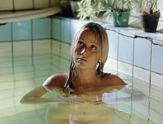 Красотка Ольга Сидорова оголила грудь в фильме «Нежный возраст» фото #1