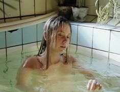 Красотка Ольга Сидорова оголила грудь в фильме «Нежный возраст» фото #3