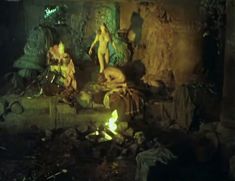 Полностью обнажённая Евдокия Германова в фильме «Новые приключения янки при дворе короля Артура» фото #5