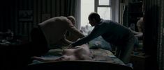Пышная голая грудь Юлии Ауг в фильме «Овсянки» фото #4