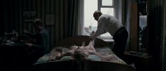 Пышная голая грудь Юлии Ауг в фильме «Овсянки» фото #10