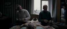 Пышная голая грудь Юлии Ауг в фильме «Овсянки» фото #11