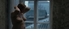 Пышная голая грудь Юлии Ауг в фильме «Овсянки» фото #20