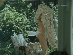 Лариса Гузеева показала голую грудь в фильме «Одинокий автобус под дождем» фото #3