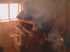 Влажная голая грудь Любови Тихомировой в фильме «Особенности русской бани» фото #9