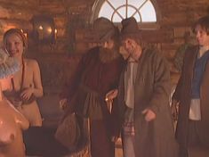 Пышная голая грудь Оксаны Сташенко в фильме «Особенности русской бани» фото #31