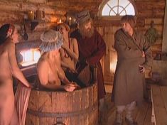 Пышная голая грудь Оксаны Сташенко в фильме «Особенности русской бани» фото #32