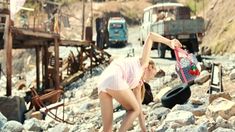 Виктория Романенко засветила трусики в фильме «Отдамся в хорошие руки» фото #16