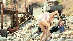 Виктория Романенко засветила трусики в фильме «Отдамся в хорошие руки» фото #23