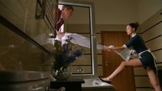 Красотка Диана Пожарская слегка засветила попкув фильме «Отель Элеон» фото #3