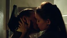 Красивая голая грудь Паулины Андреевой в сериале «Оттепель» фото #1