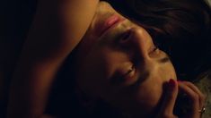 Красивая голая грудь Паулины Андреевой в сериале «Оттепель» фото #23