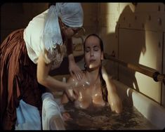 Красивая голая грудь Анны Горшковой в фильме «Пассажирка» фото #4