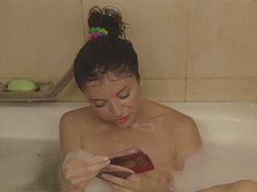 Анна Банщикова засветила сосок в сериале «По имени Барон»