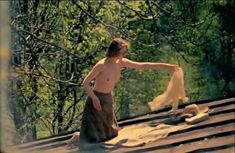 Жанна Болотова оголила грудь в фильме «Подранки» фото #3