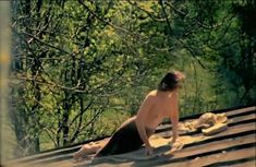 Жанна Болотова оголила грудь в фильме «Подранки» фото #4