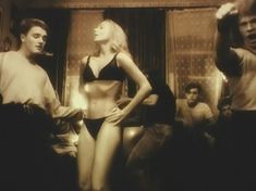 Голая грудь Татьяны Ташковой в фильме «Помилуй и прости»