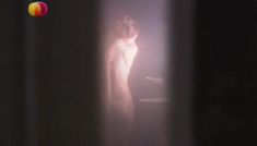 Виктория Исакова оголила грудь и попу в фильме «Посторонний» фото #1