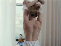 Татьяна Догилева засветила грудь в фильме «Привет, дуралеи!» фото #1