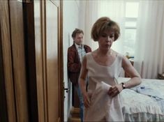 Татьяна Догилева засветила грудь в фильме «Привет, дуралеи!» фото #6