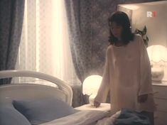 Сексуальная Елена Сафонова засветила грудь в прозрачном наряде в фильме «Принцесса на бобах» фото #1