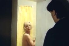 Голая грудь Анжелики Неволиной в фильме «Приятель покойника» фото #1