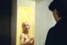 Голая грудь Анжелики Неволиной в фильме «Приятель покойника» фото #3