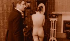 Абсолютно голая Динара Друкарова в фильме «Про уродов и людей» фото #12