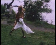 Абсолютно голая Юлии Ауг в сериале «Проклятие Дюран» фото #1