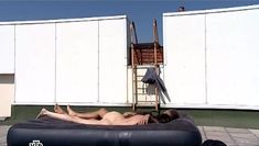 Голая попа Юлии Галкиной в сериале «Проснемся вместе?» фото #19