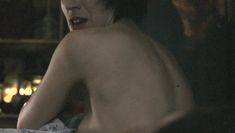 Соблазнительная Светлана Камынина засветила грудь в фильме «Простые вещи» фото #10