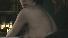 Соблазнительная Светлана Камынина засветила грудь в фильме «Простые вещи» фото #11