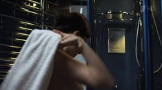 Красивая Эмилия Спивак слегка засветила грудь в сериале «Процесс» фото #4