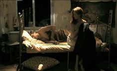 Голая грудь Ксении Кутеповой в фильме «Путешествие с домашними животными» фото #4