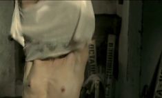 Голая грудь Ксении Кутеповой в фильме «Путешествие с домашними животными» фото #6