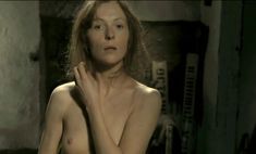 Голая грудь Ксении Кутеповой в фильме «Путешествие с домашними животными» фото #8