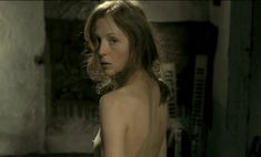 Голая грудь Ксении Кутеповой в фильме «Путешествие с домашними животными» фото #9