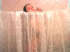 Марина Могилевская слегка оголила грудь в фильме «Репортаж» фото #2