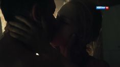 Виктория Исакова засветила грудь в сериале «Родина» фото #8