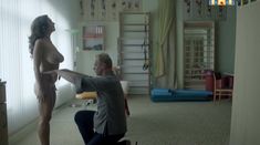 Красивая Мария Шумакова оголила грудь и попу в сериале «Сладкая жизнь» фото #32