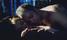 Елена Захарова слегка засветила грудь в фильме «Слова и музыка» фото #2