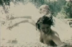 Марина Яковлева немного засветила голую грудь в фильме «Снайперы» фото #3