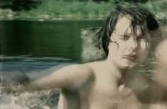 Марина Яковлева немного засветила голую грудь в фильме «Снайперы» фото #5