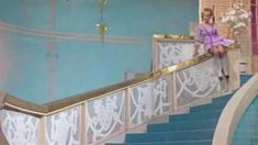 Марина Неёлова засветила трусики в фильме «Старая, старая сказка» фото #1