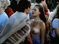 Сочная голая грудь Анны Назарьевой в фильме «Танцплощадка» фото #3