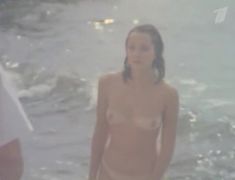 Ольга Кабо показала голую грудь в фильме «Убийство в «Саншайн-Менор»» фото #10